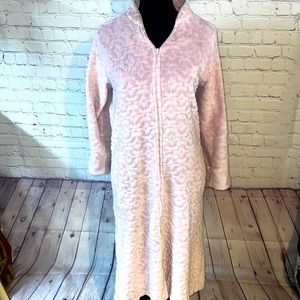 Miss Elaine pink fleece zip up robe.   Petite!! Pink. Good  condition.